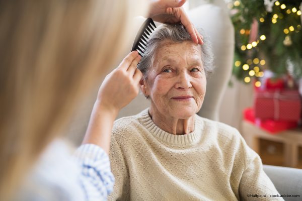 RegionalVital Pflegedienst Seniorin bekommt Haare gekämmt